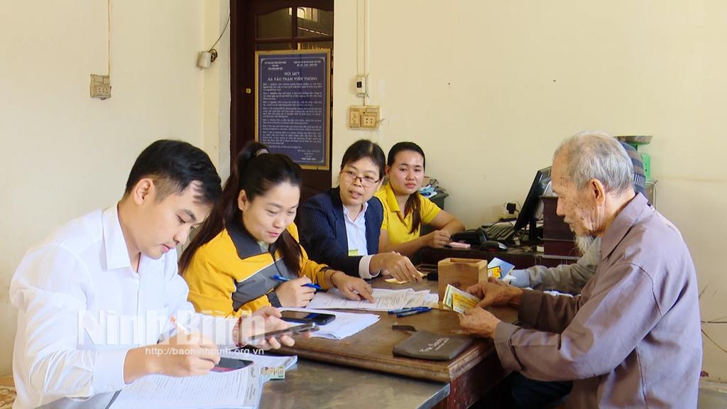 Người dân lĩnh lương hưu, trợ cấp BHXH tại điểm chi trả xã Đông Sơn (thành phố Tam Điệp).