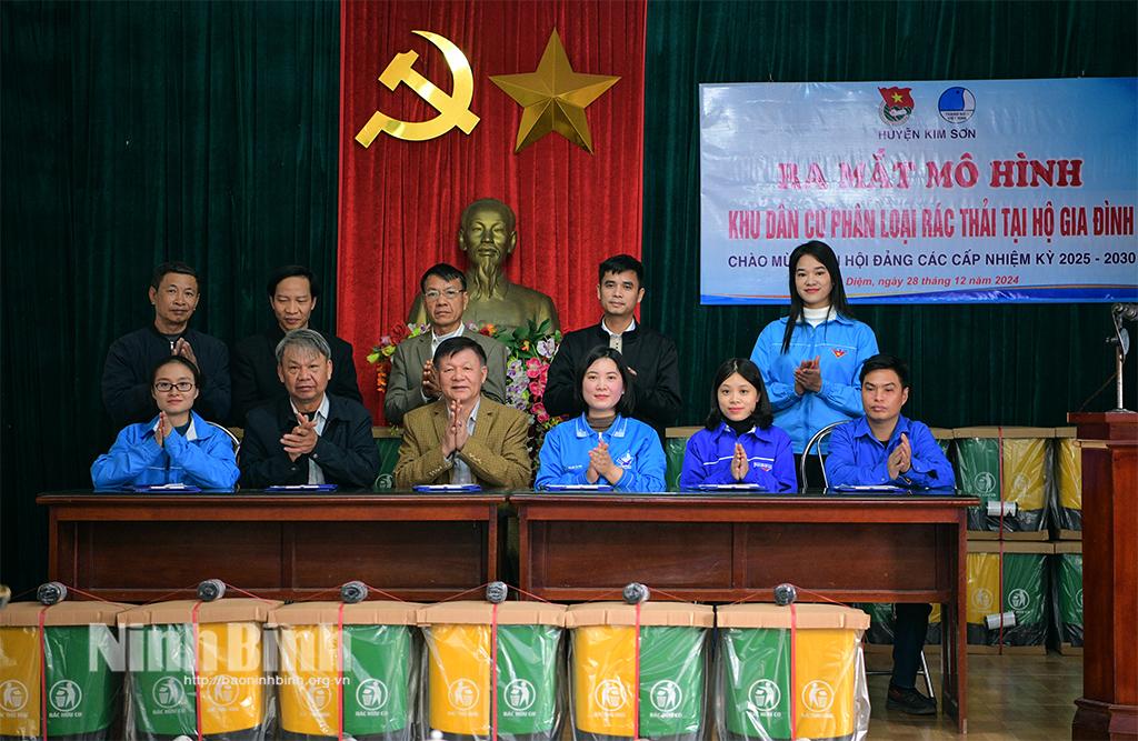 Đại diện các đoàn thể và các hộ gia đình ký kết phối hợp thực hiện mô hình.