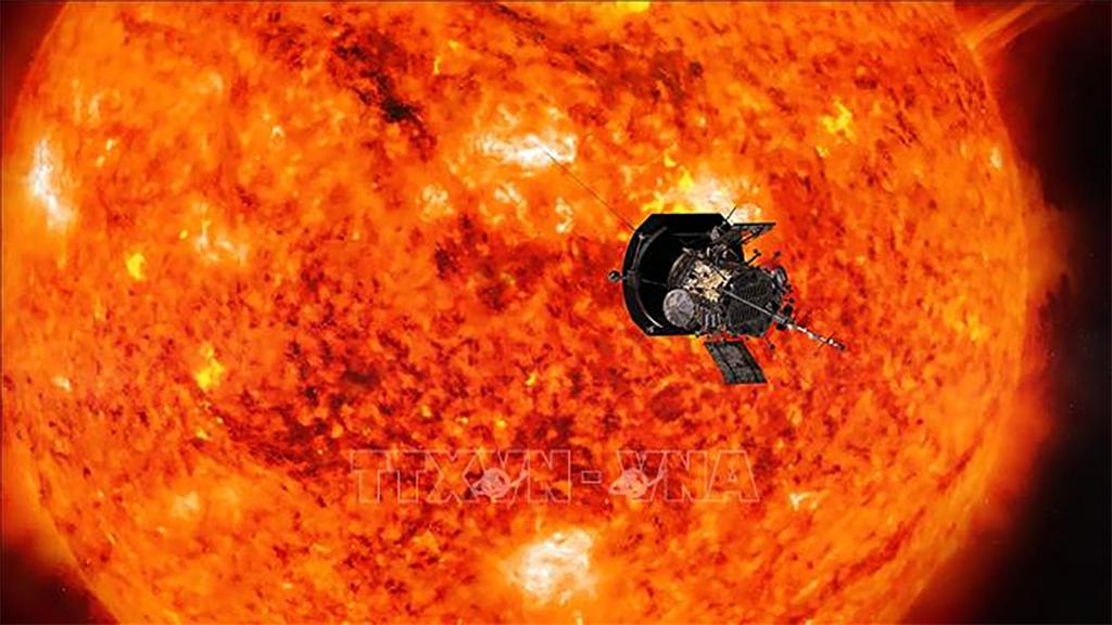 Tàu thăm dò Parker Solar Probe sẽ có 24 lần tiếp cận Mặt Trời trong 7 năm tới và khoảng cách gần nhất mà tàu có thể tiếp cận Mặt Trời trong cả sứ mệnh này là 6 triệu km. Ảnh: AFP/TTXVN