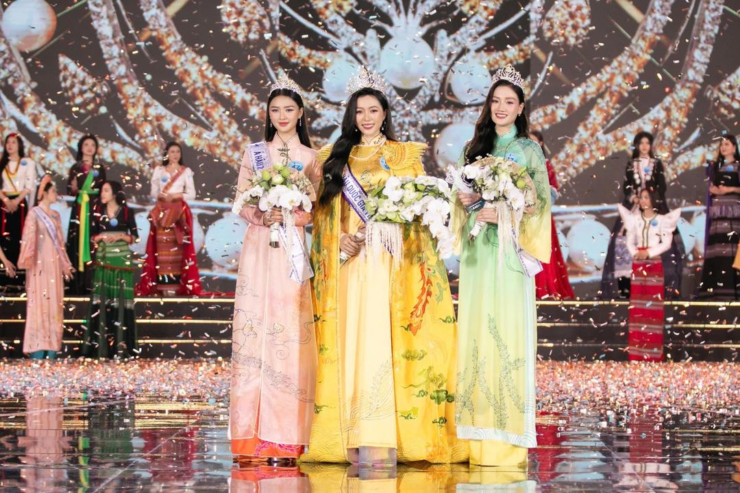 Người đẹp Nguyễn Ngọc Kiều Duy (ở giữa) đăng quang Hoa hậu Quốc gia Việt Nam 2024.