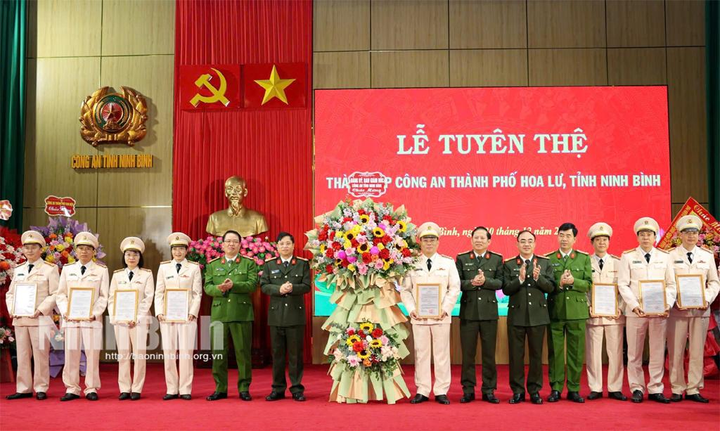 Đồng chí Đại tá Đinh Việt Dũng, Ủy viên Ban Thường vụ Tỉnh ủy, Bí thư Đảng ủy, Giám đốc Công an tỉnh trao Quyết định cho Lãnh đạo Công an thành phố Hoa Lư.