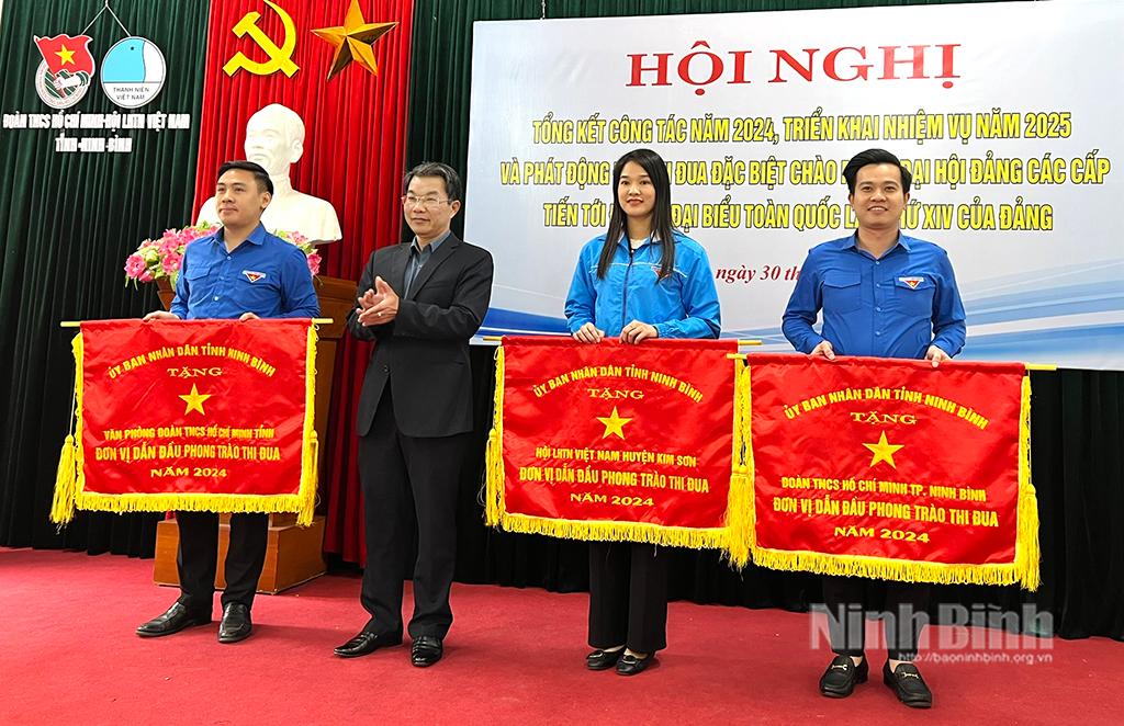 Đồng chí Chủ tịch Uỷ ban MTTQ Việt Nam tỉnh Nguyễn Hoàng Hà trao Cờ thi đua của UBND tỉnh cho các đơn vị dẫn đầu phong trào thi đua.