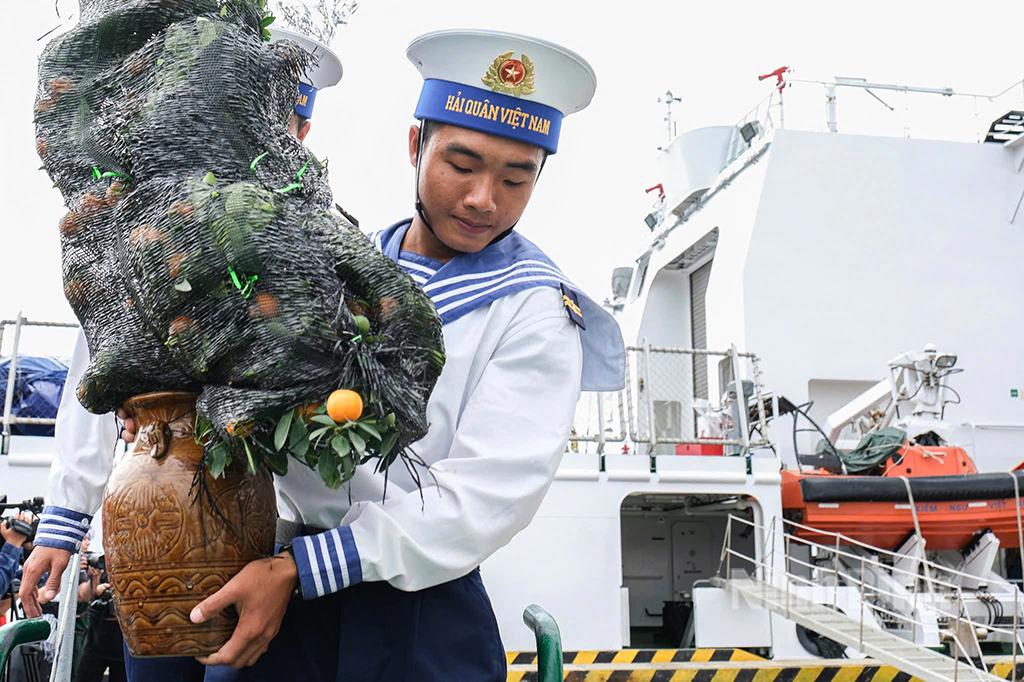 Những món quà Xuân được vận chuyển lên tàu gửi đến Trường Sa.