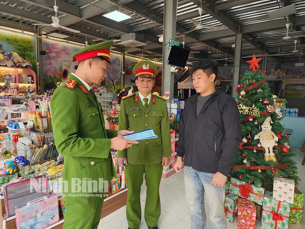 Lực lượng Cảnh sát Quản lý hành chính về trật tự xã hội, Công an thành phố Tam Điệp tuyên truyền cho hộ kinh doanh trên địa bàn tuân thủ các quy định của pháp luật trong hoạt động kinh doanh.