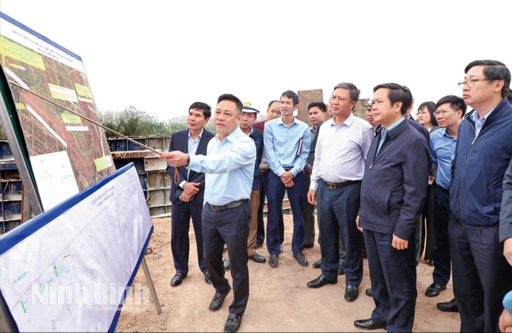 Đồng chí Phạm Quang Ngọc, Phó Bí thư Tỉnh ủy, Chủ tịch UBND tỉnh kiểm tra tiến độ thi công Dự án xây dựng tuyến đường bộ ven biển đoạn qua tỉnh Ninh Bình (giai đoạn II), trên địa bàn huyện Kim Sơn (ngày 20/2/2024). Ảnh: Đức Lam