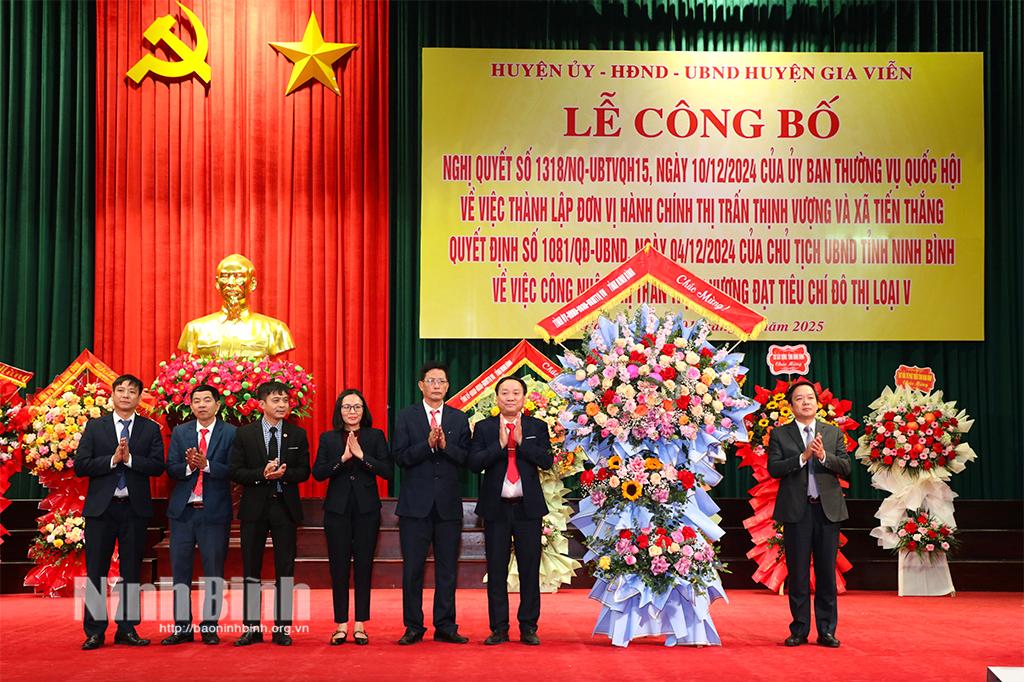 Đồng chí Chủ tịch UBND tỉnh Phạm Quang Ngọc tặng hoa chúc mừng thị trấn Thịnh Vượng,