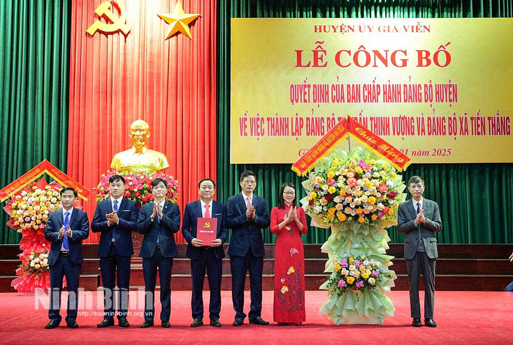 Đồng chí Tô Văn Từ, Ủy viên Ban Thường vụ Tỉnh ủy, Trưởng Ban Tổ chức Tỉnh ủy tặng hoa chúc mừng Đảng bộ thị trấn Thịnh Vượng.