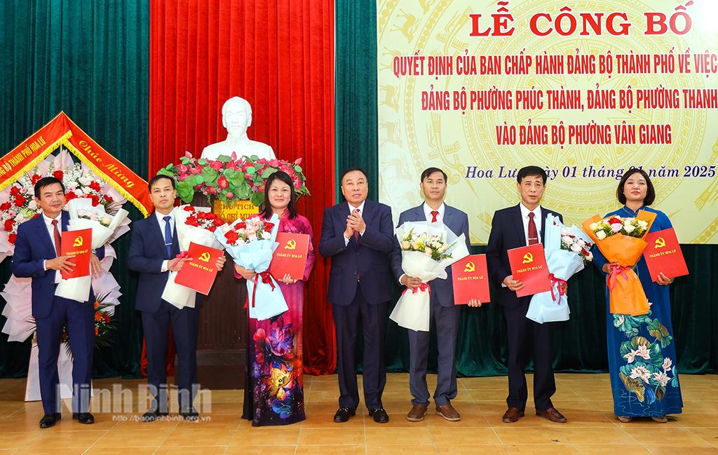 Đồng chí Bí thư Thành uỷ Hoa Lư Đinh Văn Tiên trao Quyết định, tặng hoa chúc mừng Đảng bộ phường Vân Giang.