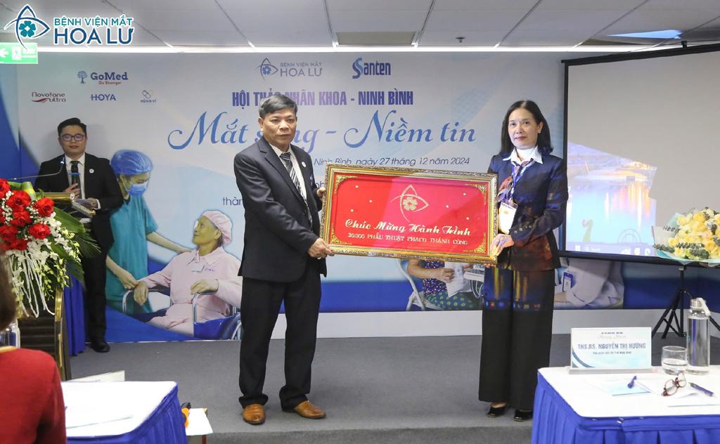 Lãnh đạo Sở Y tế trao Khánh vàng chúc mừng Bệnh viện mắt Hoa Lư phẫu thật thành công 20 nghìn ca đục thuỷ tinh thể.