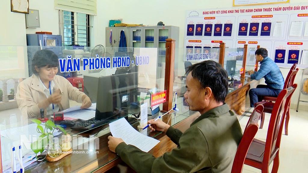 Nhiều đơn vị, địa phương trang bị mã QR code tại Bộ phận một cửa để người dân thanh toán chi phí khi thực hiện các thủ tục hành chính.
