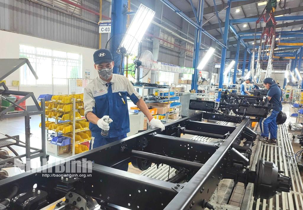 Công nhân Công ty cổ phần sản xuất ô tô Hyundai Thành Công Việt Nam trong giờ sản xuất.