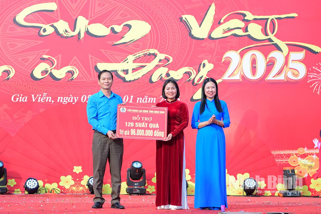 Lãnh đạo Liên đoàn Lao động tỉnh trao quà hỗ trợ cho công nhân tại huyện Gia Viễn.