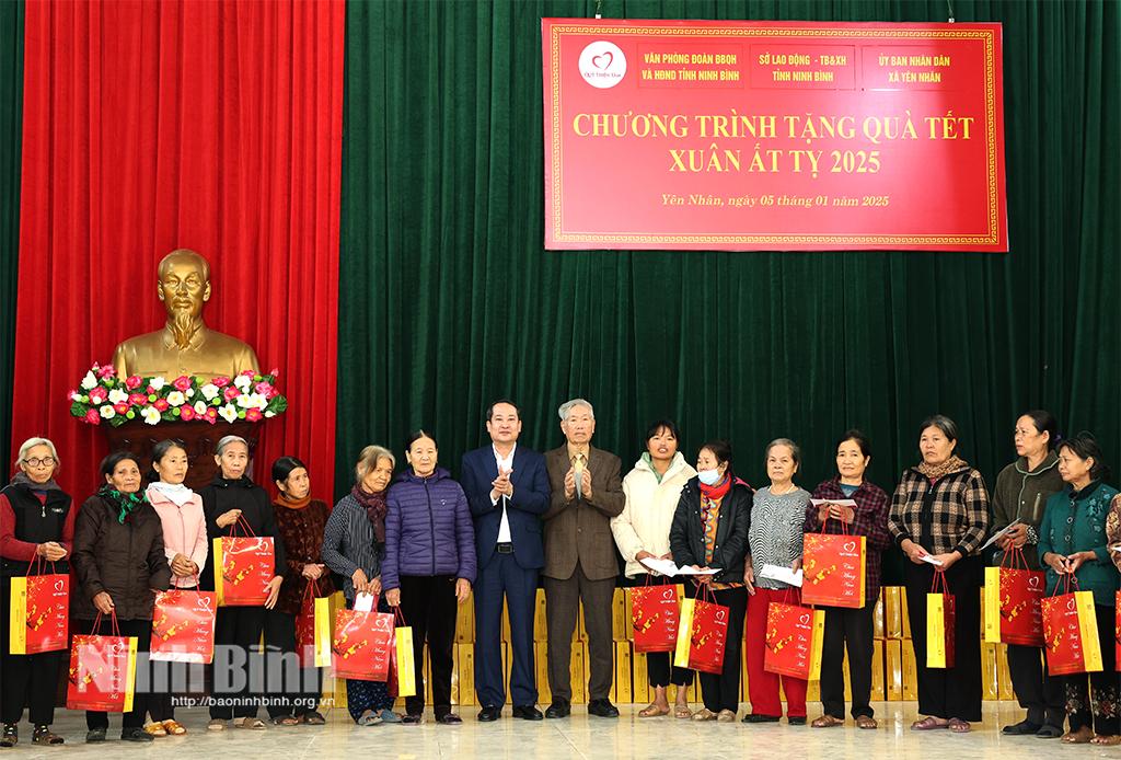 Đồng chí Mai Văn Tuất, Phó Bí thư Thường trực Tỉnh ủy, Chủ tịch HĐND tỉnh và lãnh đạo Quỹ Thiện tâm tặng quà cho các hộ gia đình có hoàn cảnh khó khăn trên địa bàn xã Yên Nhân. Ảnh: Minh Quang