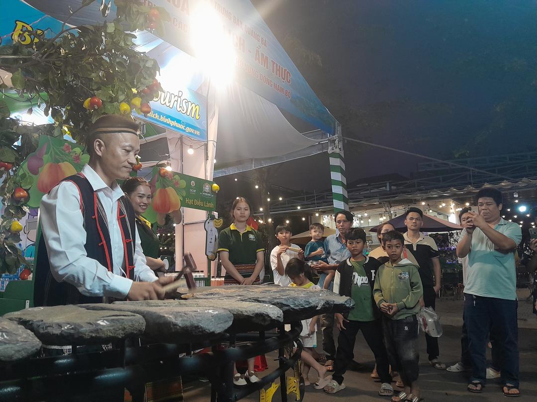 Biểu diễn đàn đá thu hút nhiều khách tham quan.