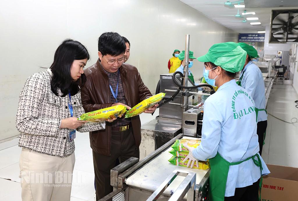 Đoàn kiểm tra liên ngành số 1 của tỉnh kiểm tra sản phẩm cơm cháy tại Công ty CP sản xuất và thương mại Đại Long (xã Xích Thổ, huyện Nho Quan).