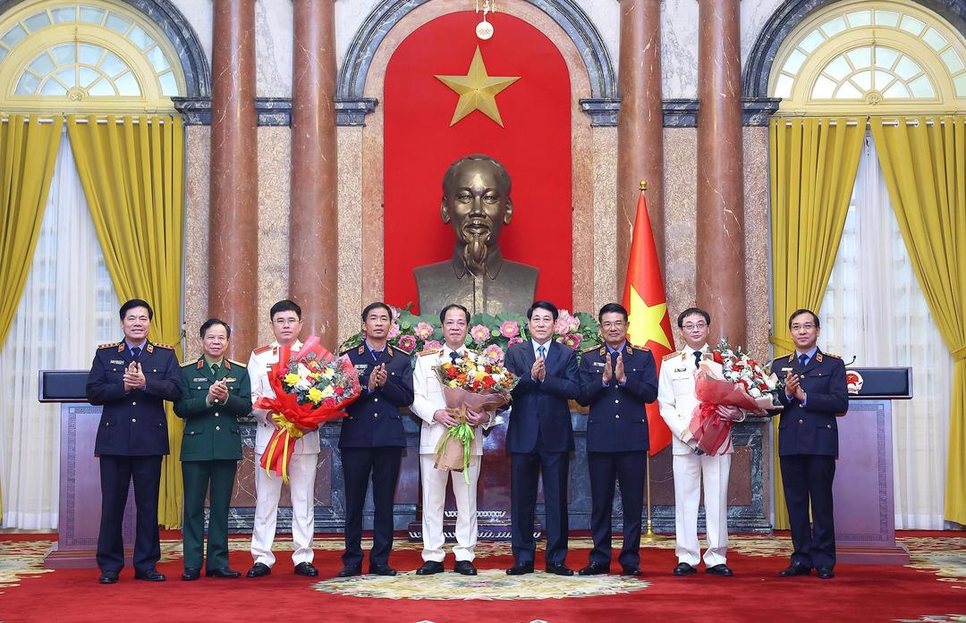 Chủ tịch nước Lương Cường và đại biểu chúc mừng các đồng chí được bổ nhiệm.