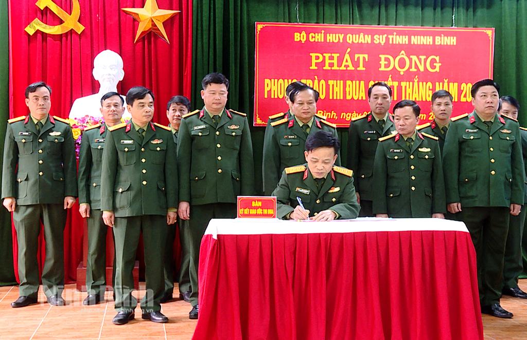 Các đơn vị ký giao ước thi đua.