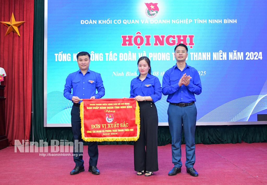 Lãnh đạo Tỉnh đoàn tặng Cờ thi đua xuất sắc trong công tác đoàn và phong trào thanh thiếu nhi cho tập thể Đoàn Khối cơ quan và doanh nghiệp tỉnh.