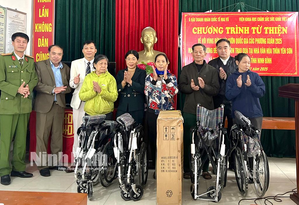 Các đại biểu tặng xe lăn, quà cho người tàn tật trên địa bàn thôn Yên Sơn (Phú Lộc).