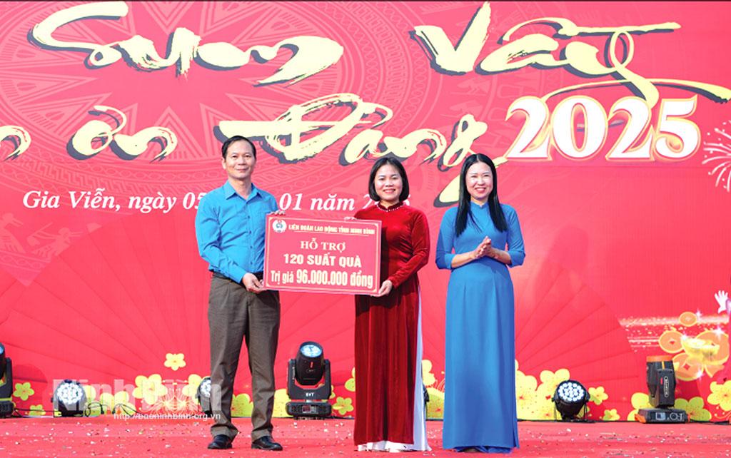 Lãnh đạo LĐLĐ tỉnh trao quà hỗ trợ công nhân tại chương trình “Tết sum vầy, Xuân ơn Đảng” do LĐLĐ huyện Gia Viễn tổ chức. Ảnh: Trường Giang