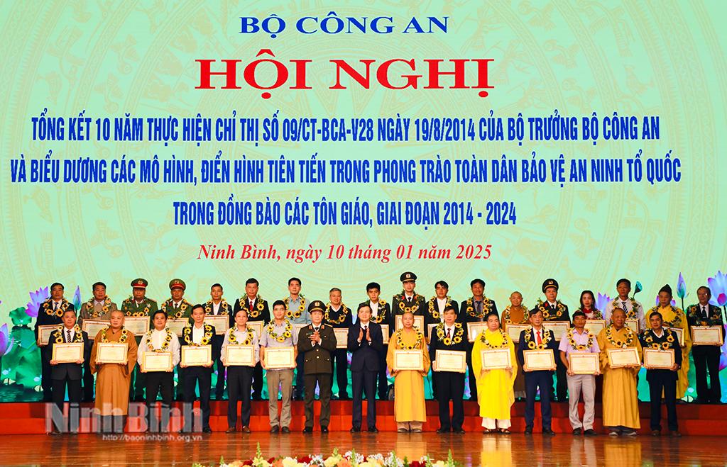 Lãnh đạo Bộ Công an và lãnh đạo tỉnh Ninh Bình trao Bằng khen của Bộ Công an cho các tập thể có thành tích xuất sắc trong phong trào Toàn dân bảo vệ an ninh Tổ quốc trong đồng bào các tôn giáo, giai đoạn 2014-2024.