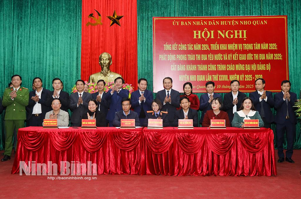 Đại diện các khối thi đua, cơ quan, đơn vị, địa phương trên địa bàn huyện đã ký kết giao ước thi đua năm 2025.