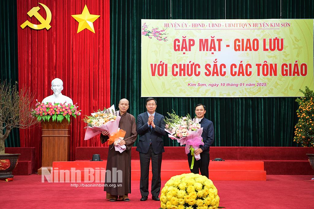 Lãnh đạo huyện Kim Sơn tặng hoa chúc mừng đại diện các chức sắc tôn giáo trên địa bàn huyện.
