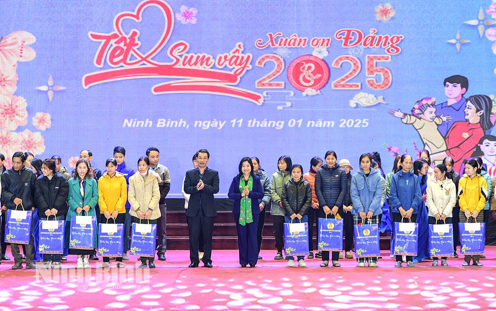 Các đồng chí: Nguyễn Hoàng Hà, Ủy viên Ban Thường vụ Tỉnh ủy, Chủ tịch Ủy ban MTTQ Việt Nam tỉnh; Bùi Mai Hoa, Ủy viên Ban Thường vụ Tỉnh ủy, Trưởng Ban Tuyên giáo Tỉnh ủy trao quà Tết cho công nhân lao động trên địa bàn huyện.