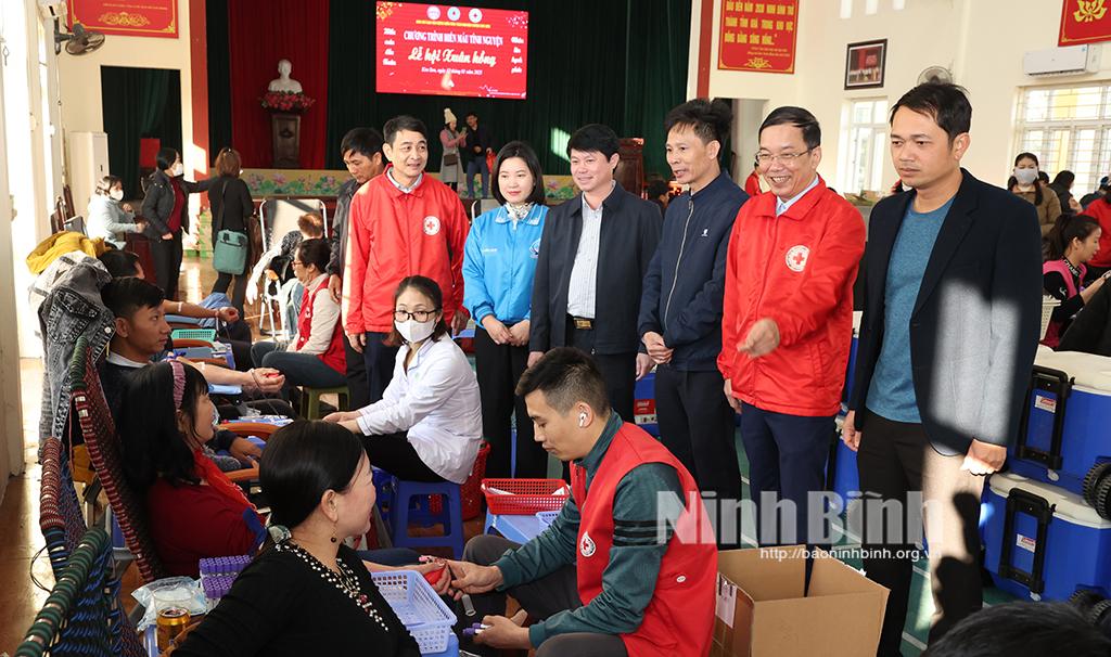 Các tình nguyện viên tham gia hiến máu tại Chương trình.