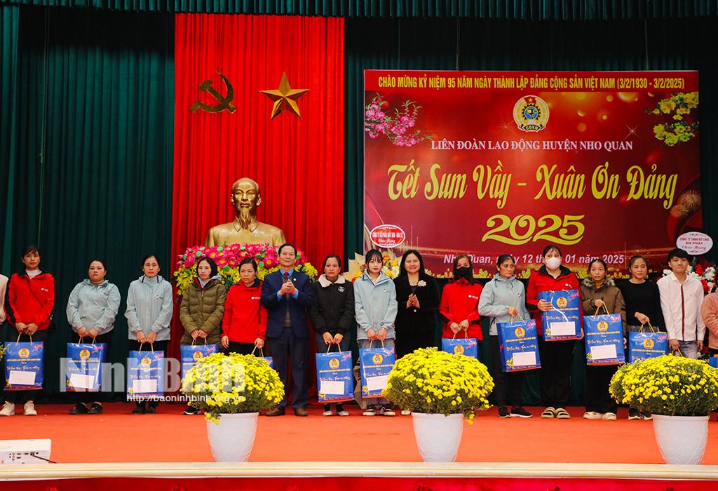 Lãnh đạo LĐLĐ tỉnh và lãnh đạo huyện Nho Quan trao quà hỗ trợ cho các công nhân lao động khó khăn.