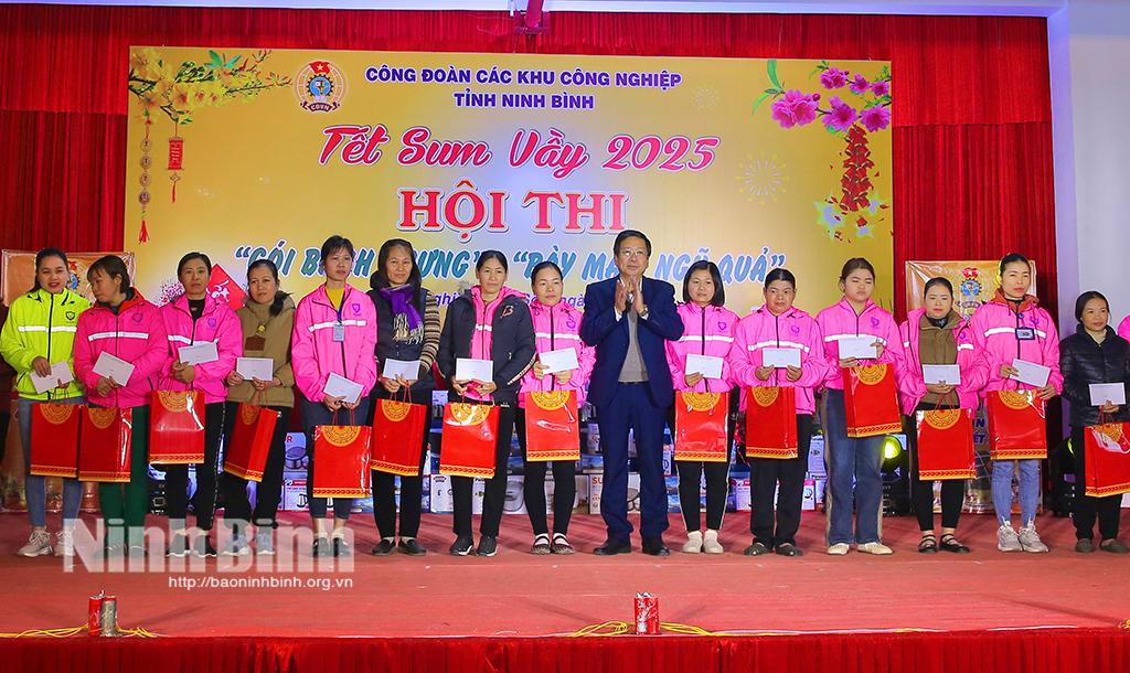 Lãnh đạo Ban Quản lý các KCN tỉnh trao quà cho đoàn viên, công nhân, người lao động có hoàn cảnh khó khăn.