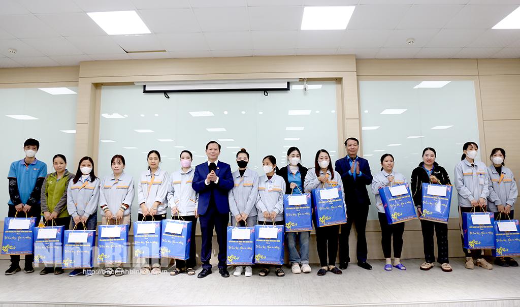 Lãnh đạo LĐLĐ tỉnh và huyện Gia Viễn tặng quà cho công nhân Công ty TNHH Esmo Vina (Cụm công nghiệp Gia Phú, Gia Viễn). Ảnh: Minh Đường