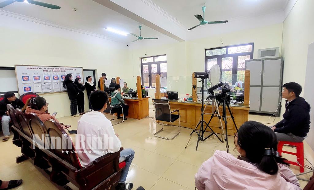 Thực hiện thủ tục cấp, đổi thẻ căn cước cho người dân tại Bộ phận Tiếp nhận và trả kết quả thành phố Hoa Lư. Ảnh: Bùi Diệu