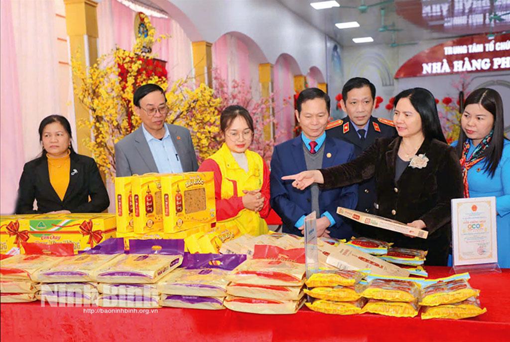 Lãnh đạo LĐLĐ tỉnh và huyện Nho Quan tham quan các gian hàng tại “Phiên chợ Tết Công đoàn” do LĐLĐ huyện Nho Quan tổ chức.