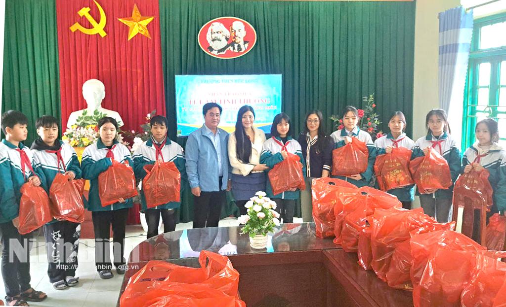 Trao quà cho học sinh có hoàn cảnh khó khăn thuộc hộ nghèo, trẻ mồ côi, khuyết tật, bị mắc bệnh hiểm nghèo tại Trường THCS Đức Long (xã Đức Long, huyện Nho Quan).