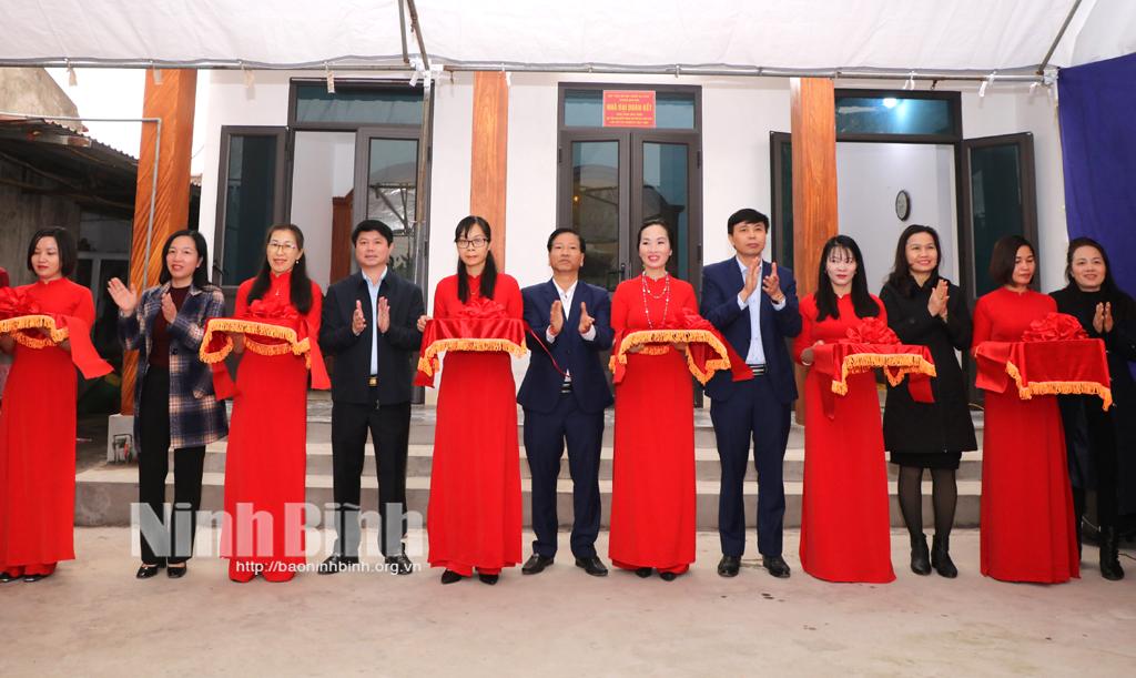 Các đại biểu cắt băng khánh thành nhà Đại đoàn kết cho gia đình bà Phạm Thị Chuân - hộ nghèo ở xóm 3, xã Chất Bình.