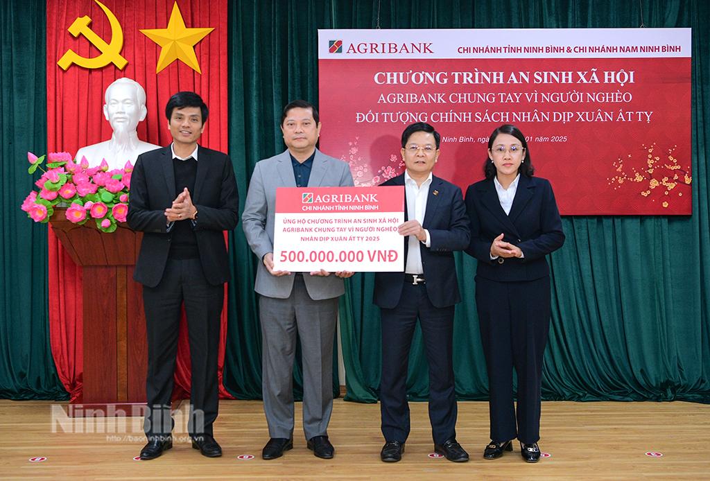 Lãnh đạo Ủy ban MTTQ Việt Nam tỉnh tiếp nhận quà tết của Ngân hàng Nông nghiệp và Phát triển nông thôn Chi nhánh tỉnh Ninh Bình.