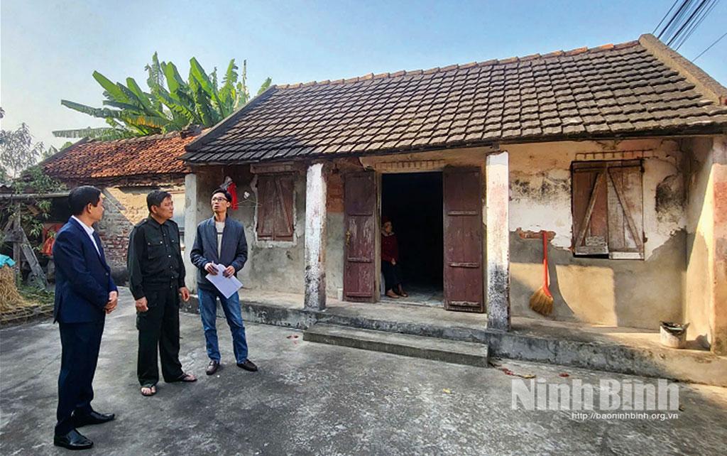 Cán bộ Phòng Lao động, Thương binh và Xã hội huyện Yên Mô khảo sát tại một gia đình thuộc diện hỗ trợ xây mới, sửa chữa nhà ở trên địa bàn xã Yên Từ (Yên Mô).