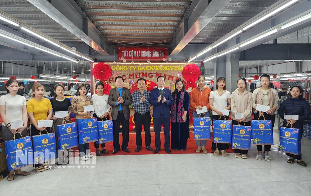 Lãnh đạo LĐLĐ tỉnh tặng quà cho công nhân lao động có hoàn cảnh khó khăn tại Công ty TNHH DAEKWANG VINA.