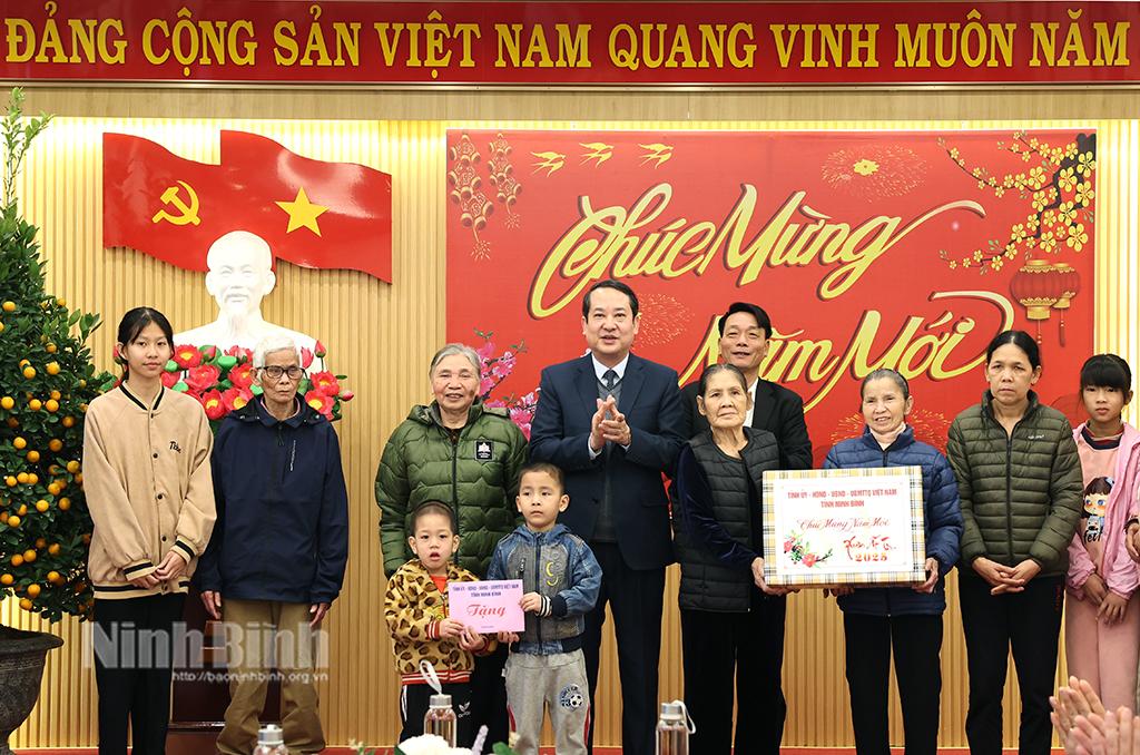 Đồng chí Mai Văn Tuất, Phó Bí thư Thường trực Tỉnh ủy, Chủ tịch HĐND tỉnh thăm, chúc Tết Trung tâm Bảo trợ và Công tác xã hội tỉnh.