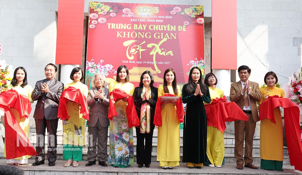 Các đại biểu cắt băng khai mạc chuyên đề.