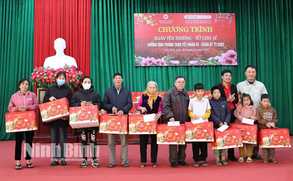 Lãnh đạo Hội Chữ thập đỏ tỉnh và nhà tài trợ trao quà cho các đối tượng có hoàn cảnh khó khăn trên địa bàn huyện Gia Viễn.