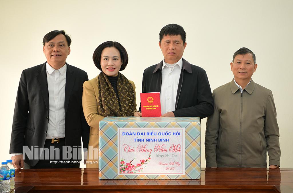 Đồng chí Phó trưởng Đoàn đại biểu Quốc hội tỉnh thăm và trao tặng quà cho cán bộ, hội viên Hội Người mù huyện Yên Mô.