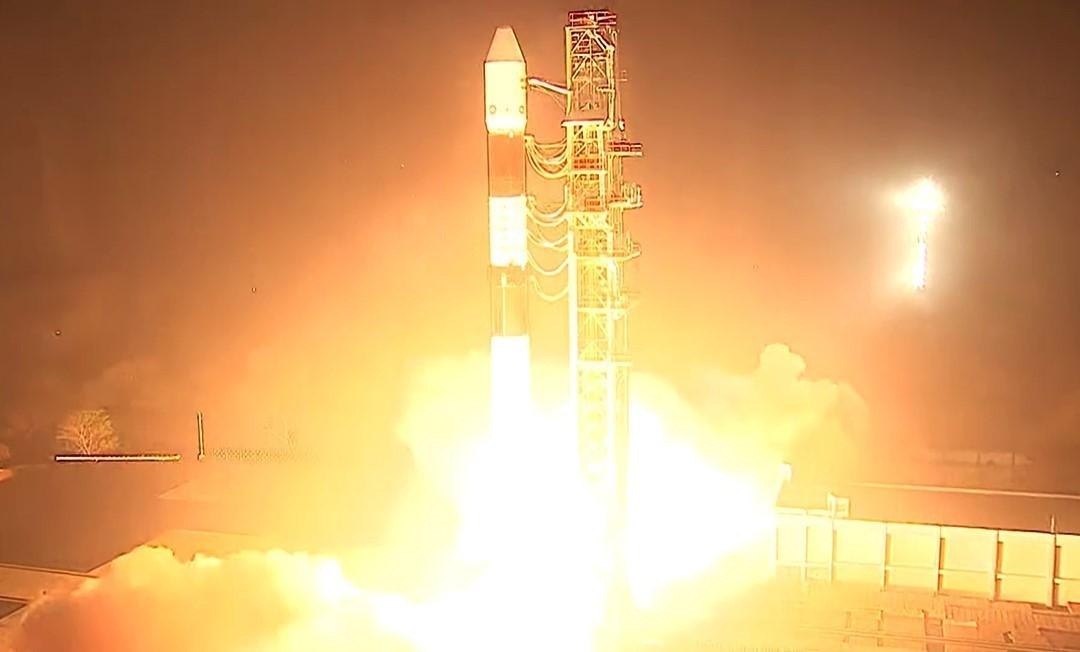 Tên lửa Polar Satellite Launch Vehicle (PSLV-C60), mang theo hai vệ tinh SDX01 (Chaser) và SDX02 (Target), rời bệ phóng tại Trung tâm vũ trụ Satish Dhawan ở bang Andhra Pradesh, ngày 30/12/2024. Ảnh: ANI/TTXVN
