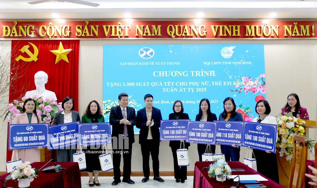 Ông Nguyễn Xuân Thành, Chủ tịch Hiệp hội Doanh nghiệp tỉnh, Chủ tịch HĐQT Tập đoàn kinh tế Xuân Thành trao biển biểu trưng tặng 1.000 suất quà cho đại diện Hội LHPN các địa phương để gửi tặng tới hội viên, phụ nữ có hoàn cảnh khó khăn, trẻ em mồ côi trên địa bàn tỉnh. Ảnh: Minh Đường
