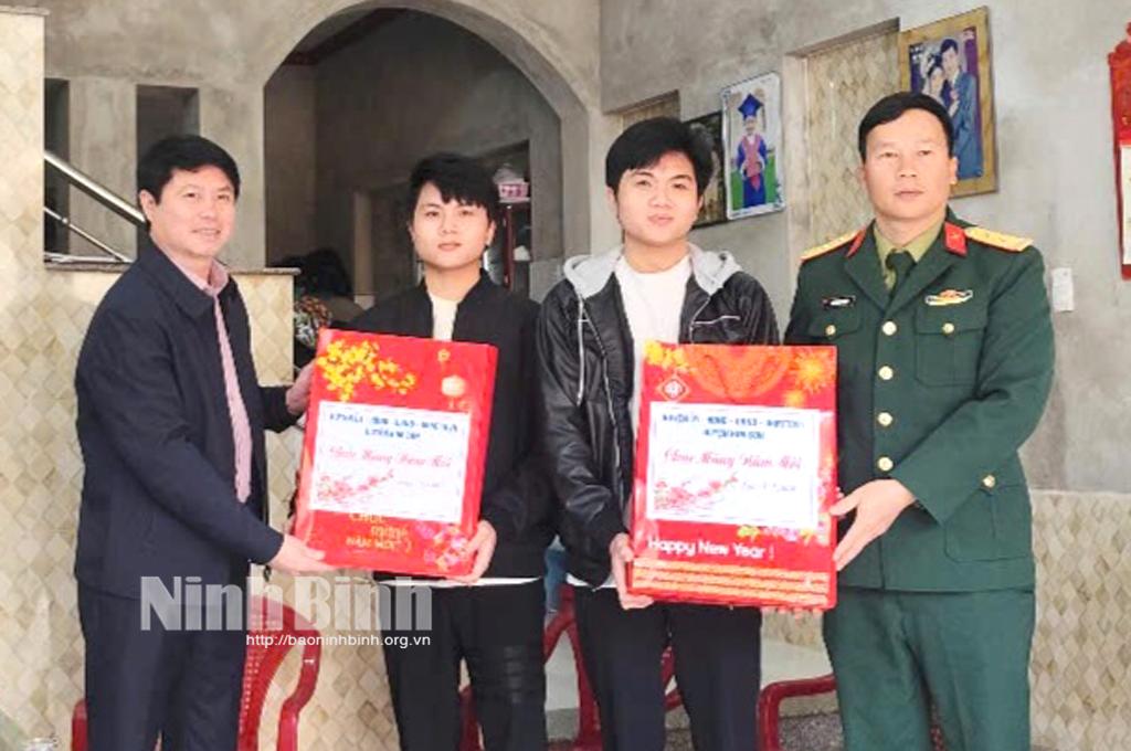 Lãnh đạo huyện Kim Sơn và Ban CHQS huyện Kim Sơn thăm hỏi, tặng quà, động viên hai anh em Nguyễn Duy Quang và Nguyễn Thành Vinh trước ngày lên đường nhập ngũ. Ảnh: Đinh Ngọc