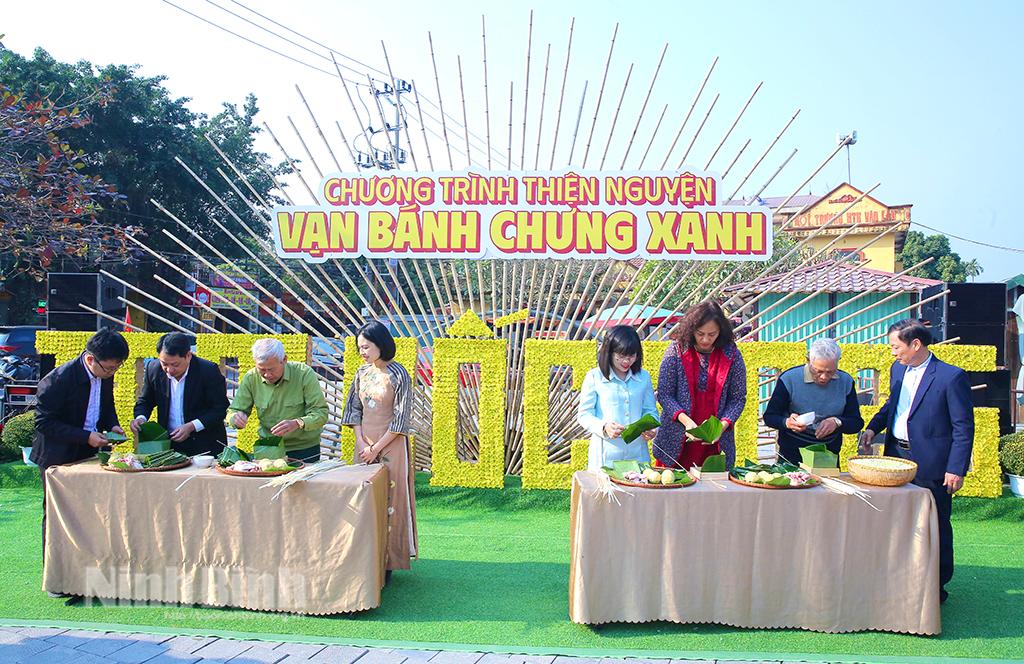 Các đại biểu tham gia gói bánh chưng.