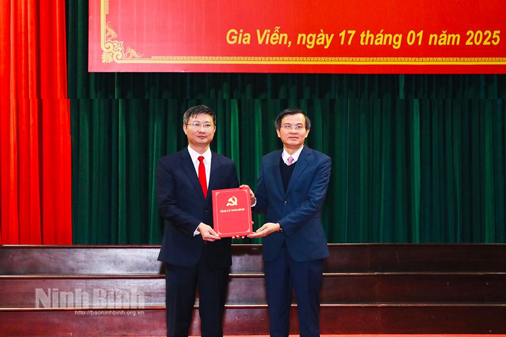 Đồng chí Bí thư Tỉnh ủy Đoàn Minh Huấn trao Quyết định của Ban Thường vụ Tỉnh ủy cho đồng chí Lê Văn Cường.