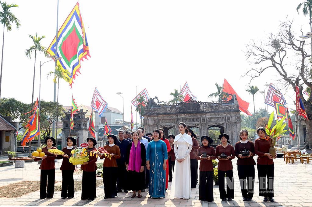 Các đại biểu thực hiện nghi lễ dâng hương tưởng nhớ công lao của Đức Thánh Nguyễn.