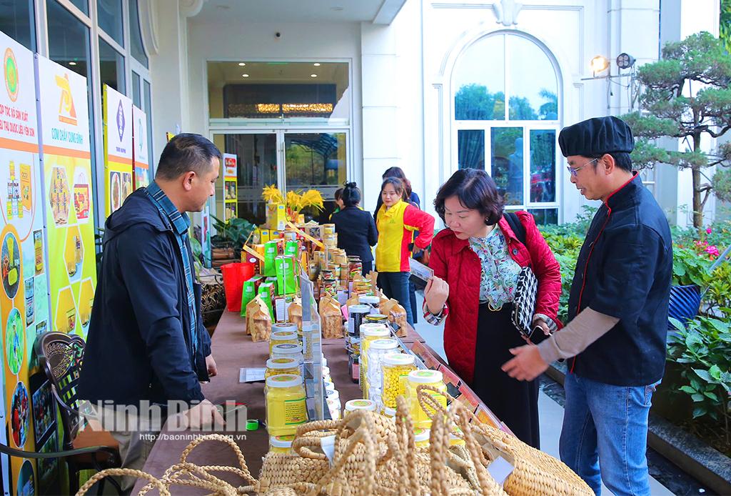 Các đại biểu tham quan Triển lãm văn hóa ẩm thực và sản phẩm OCOP.